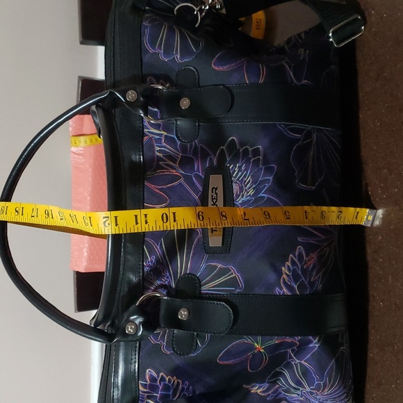 TRACKER Duffel, Gym, Travel Bag, Purple Black. Pristine Condition. Zip Top. - Picture 10 of 13